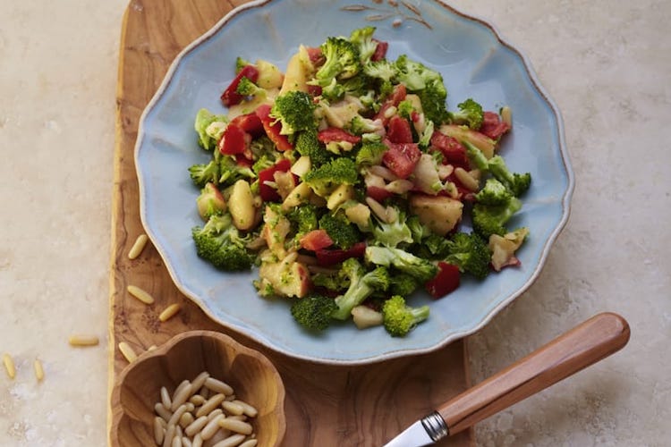 Lauwarmer Brokkolisalat – vegansoul.de